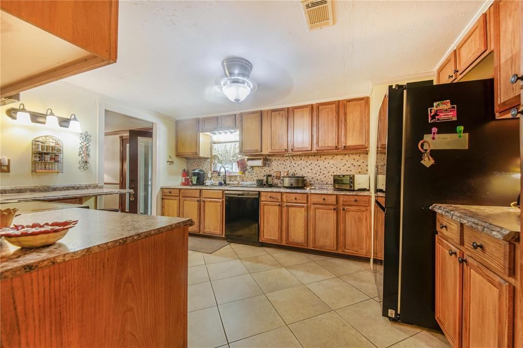 For Sale: $190,000 (3 beds, 3 baths, 1464 Square Feet)