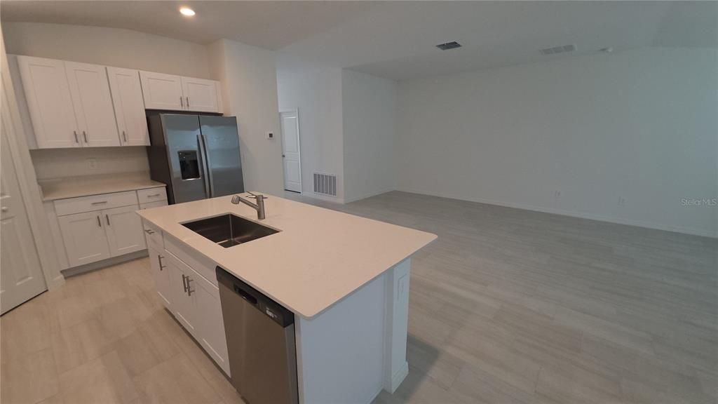 For Rent: $2,680 (4 beds, 2 baths, 1936 Square Feet)