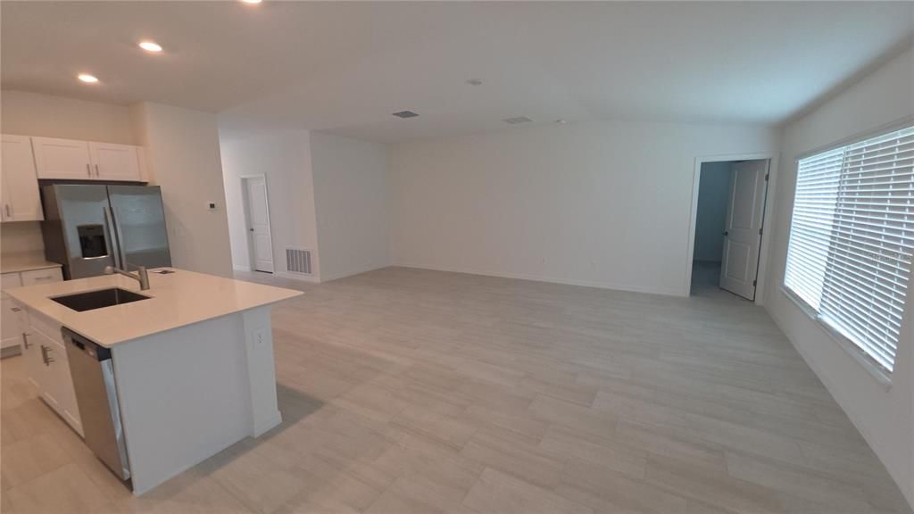 For Rent: $2,680 (4 beds, 2 baths, 1936 Square Feet)
