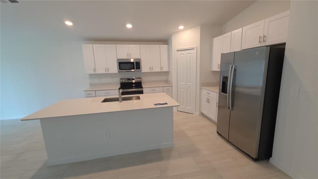 For Rent: $2,680 (4 beds, 2 baths, 1936 Square Feet)