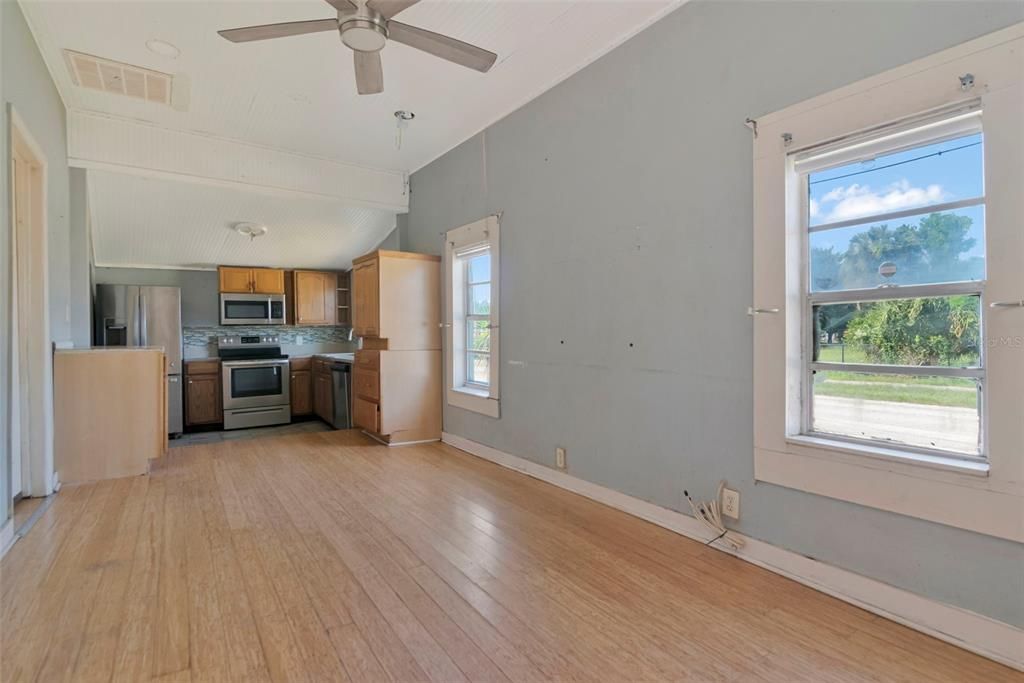 For Sale: $149,900 (2 beds, 1 baths, 590 Square Feet)