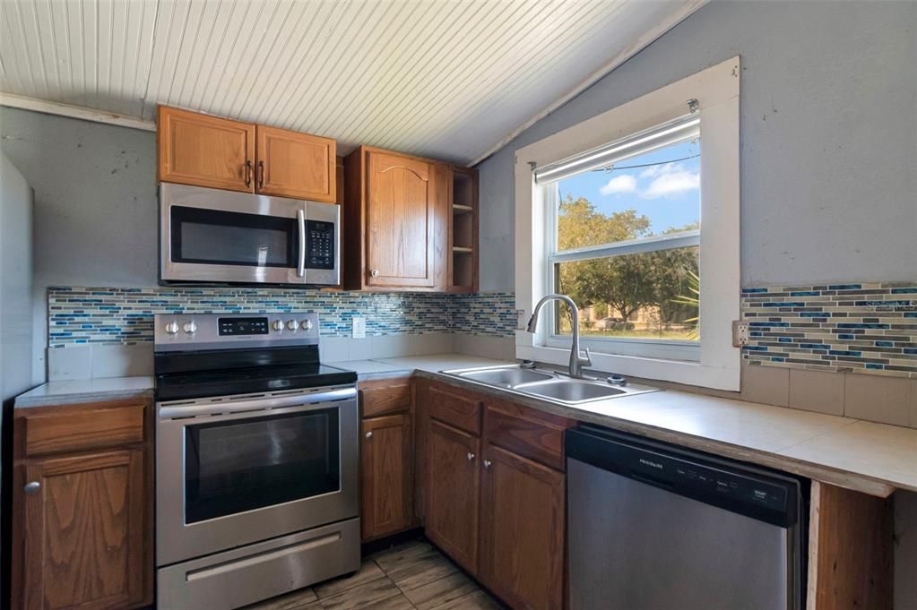 For Sale: $149,900 (2 beds, 1 baths, 590 Square Feet)