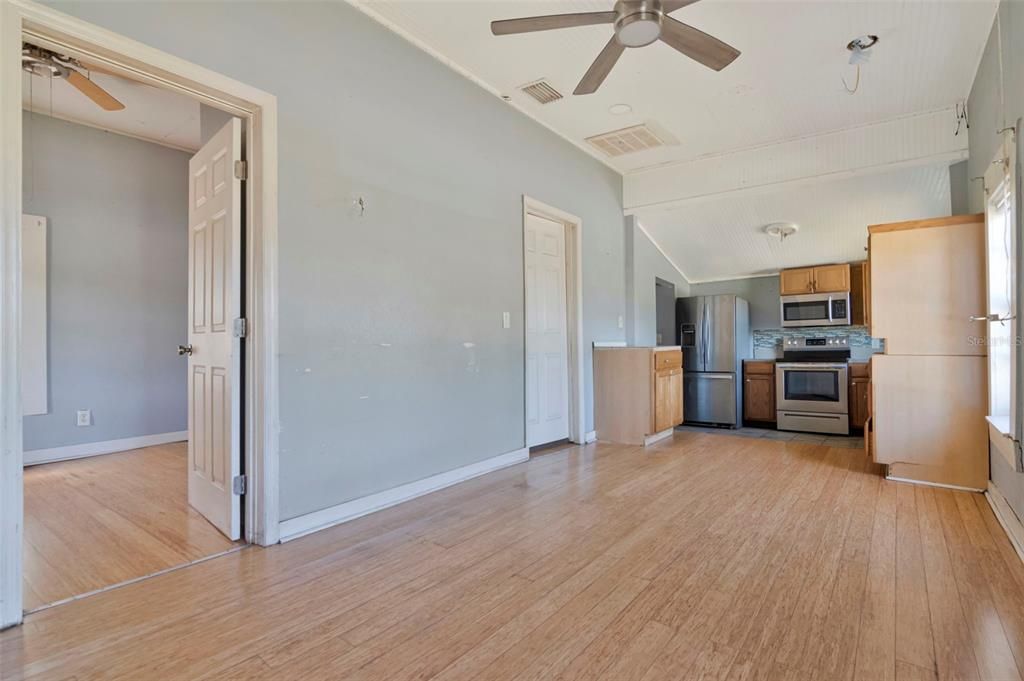 For Sale: $149,900 (2 beds, 1 baths, 590 Square Feet)