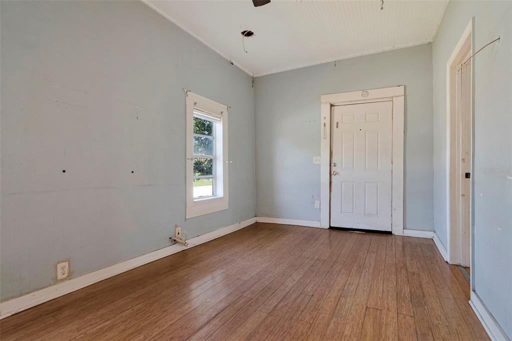 For Sale: $149,900 (2 beds, 1 baths, 590 Square Feet)