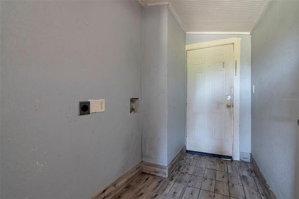 For Sale: $149,900 (2 beds, 1 baths, 590 Square Feet)