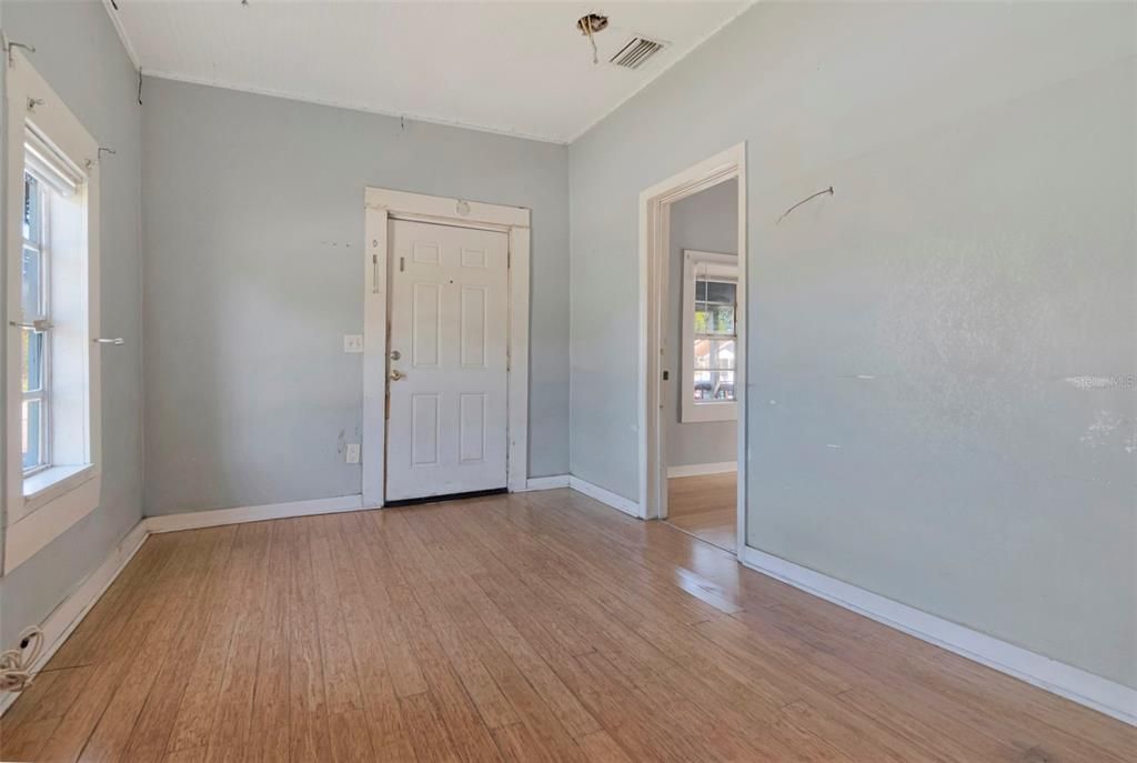 For Sale: $149,900 (2 beds, 1 baths, 590 Square Feet)