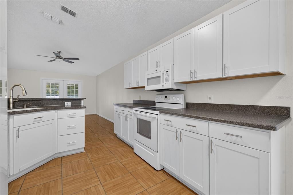 На продажу: $349,900 (3 спален, 2 ванн, 1636 Квадратных фут)