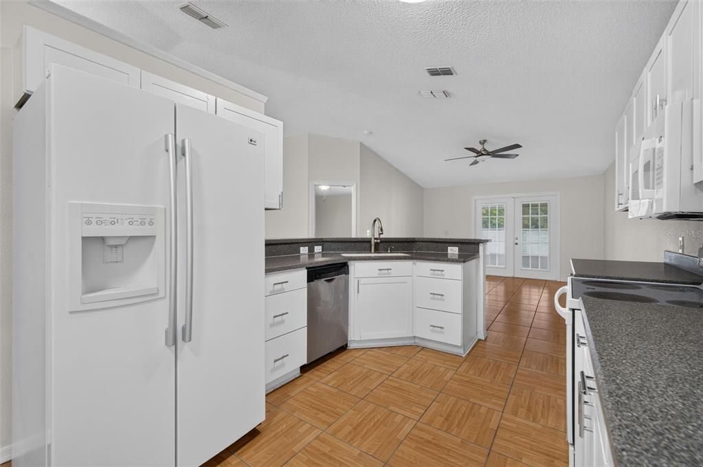 На продажу: $349,900 (3 спален, 2 ванн, 1636 Квадратных фут)