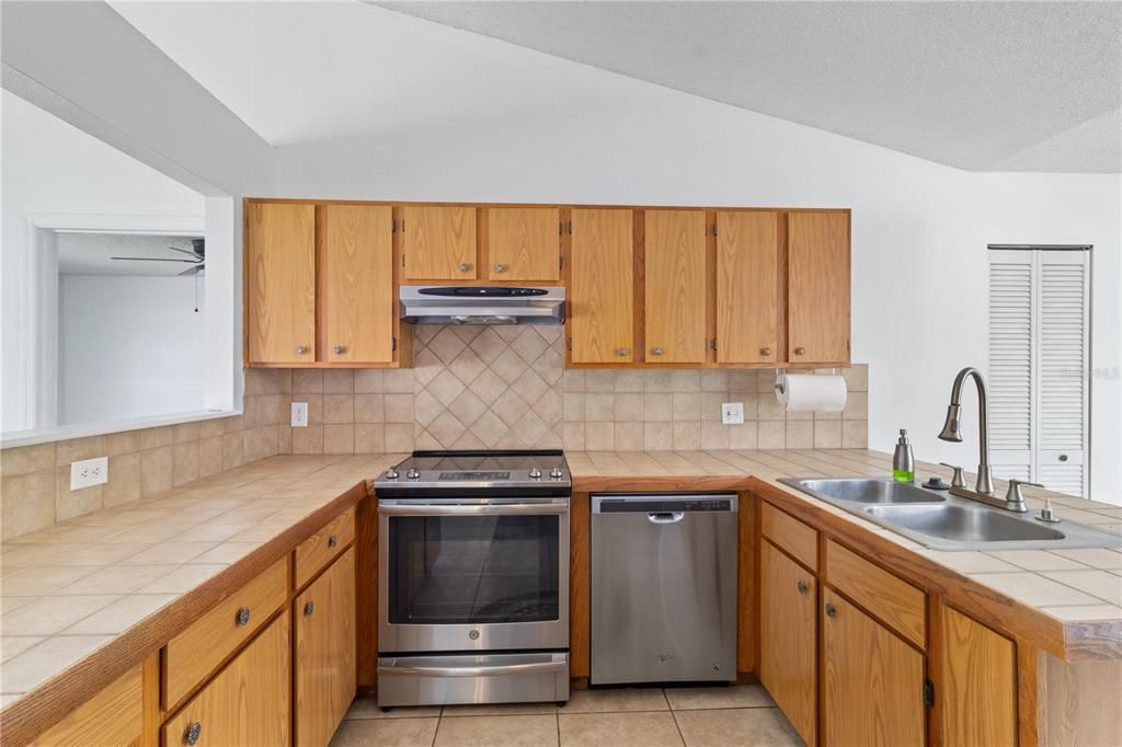 For Sale: $295,000 (3 beds, 2 baths, 1628 Square Feet)