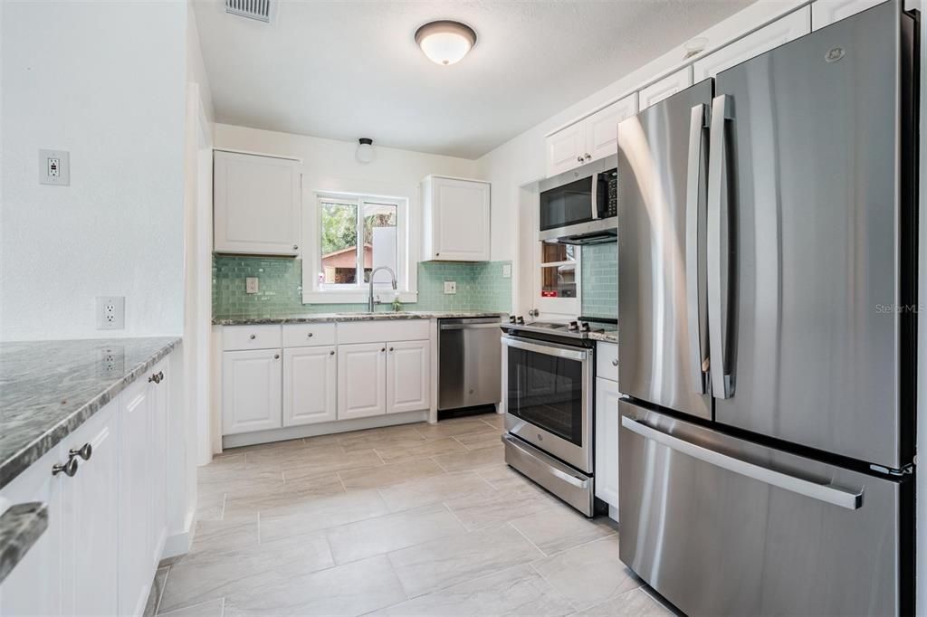 For Rent: $2,300 (2 beds, 1 baths, 996 Square Feet)