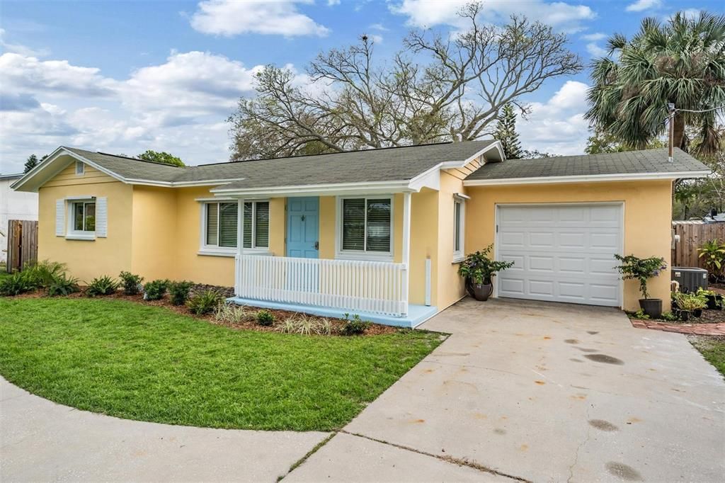 For Rent: $2,300 (2 beds, 1 baths, 996 Square Feet)