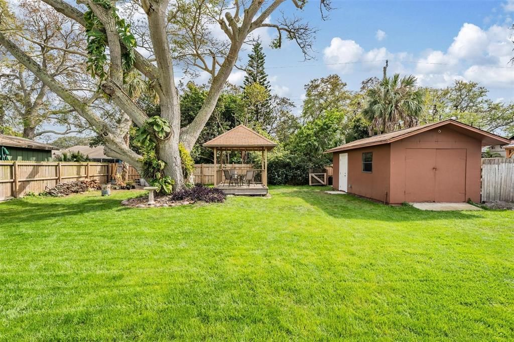 For Rent: $2,300 (2 beds, 1 baths, 996 Square Feet)