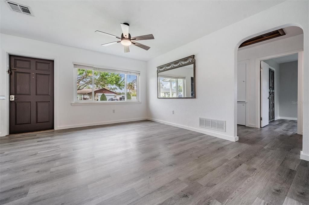 For Rent: $2,300 (2 beds, 1 baths, 996 Square Feet)