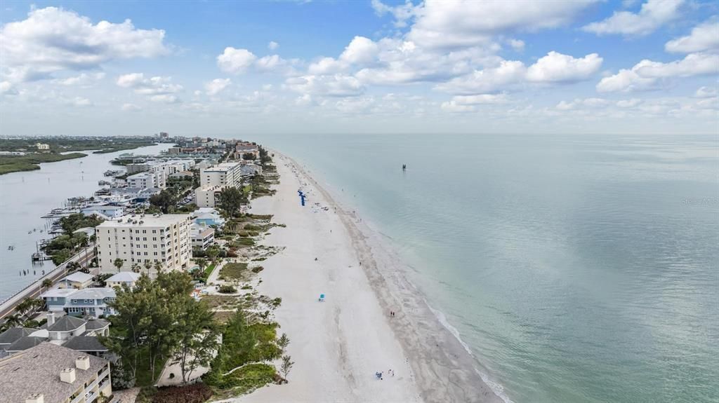 For Rent: $2,300 (2 beds, 1 baths, 996 Square Feet)