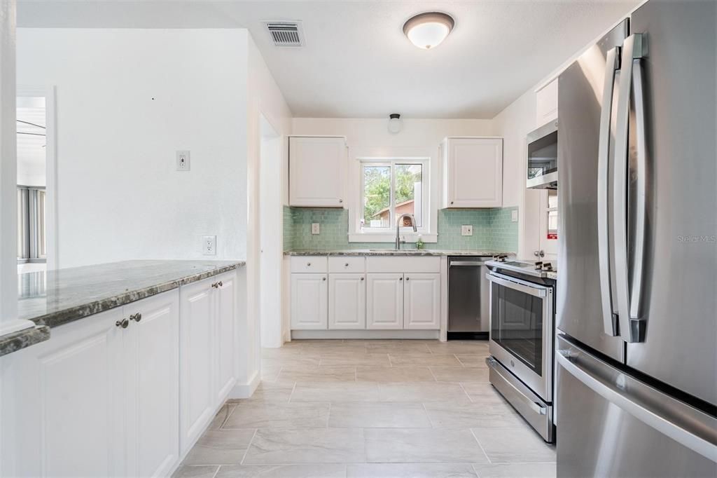 For Rent: $2,300 (2 beds, 1 baths, 996 Square Feet)