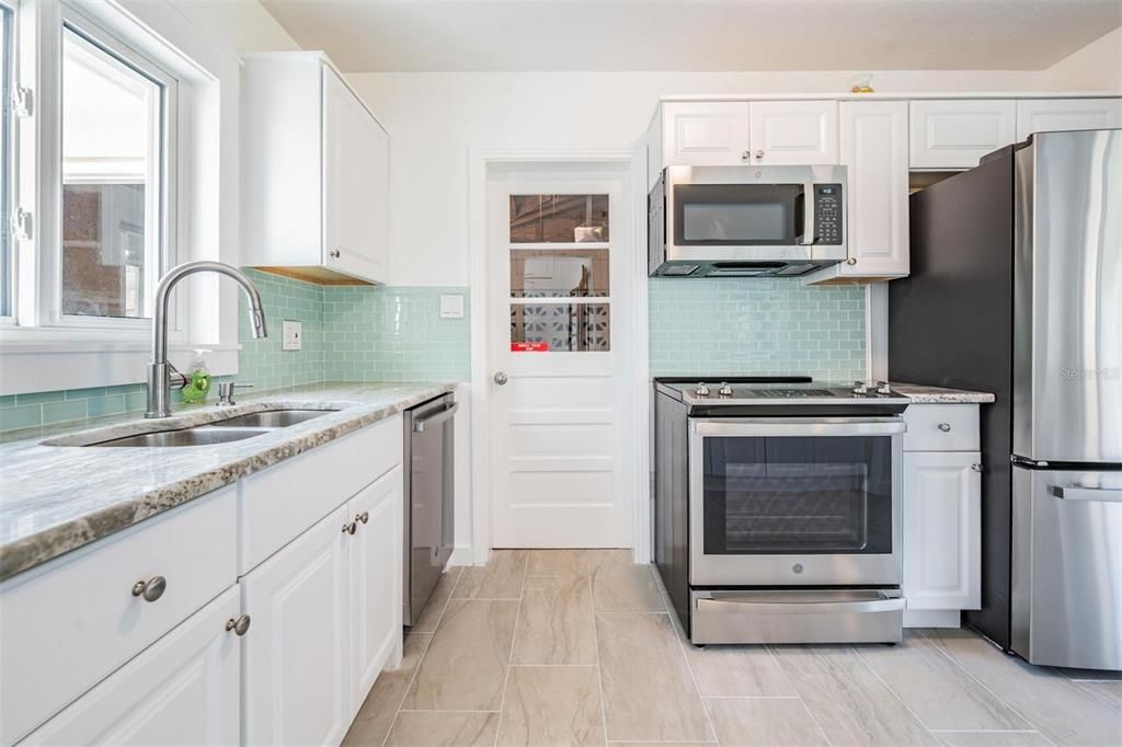 For Rent: $2,300 (2 beds, 1 baths, 996 Square Feet)