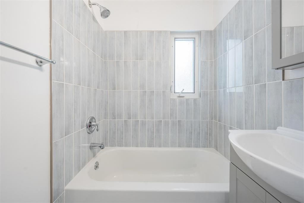 For Rent: $2,300 (2 beds, 1 baths, 996 Square Feet)