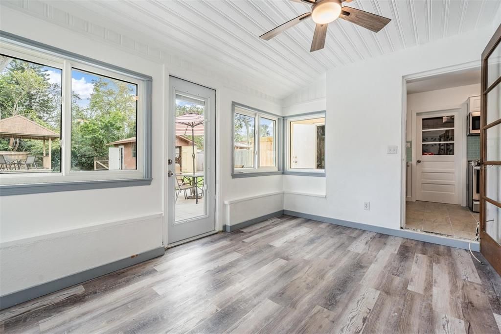 For Rent: $2,300 (2 beds, 1 baths, 996 Square Feet)