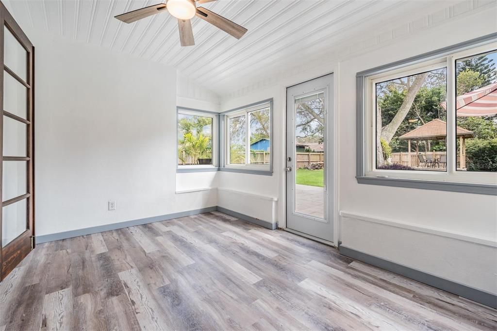 For Rent: $2,300 (2 beds, 1 baths, 996 Square Feet)