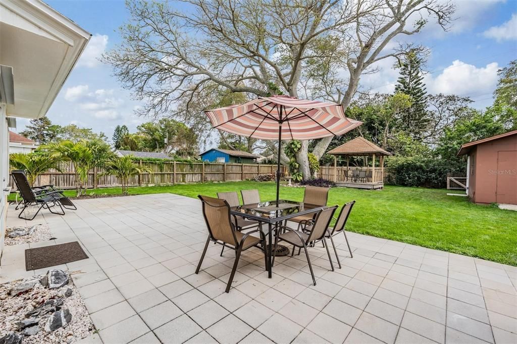 For Rent: $2,300 (2 beds, 1 baths, 996 Square Feet)