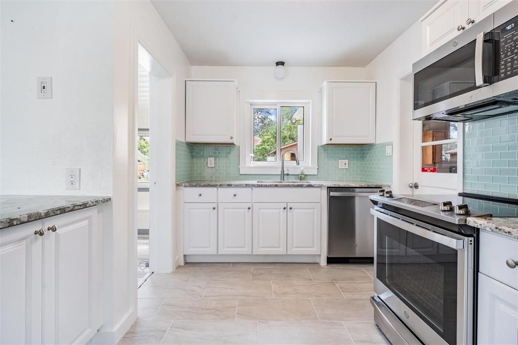 For Rent: $2,300 (2 beds, 1 baths, 996 Square Feet)