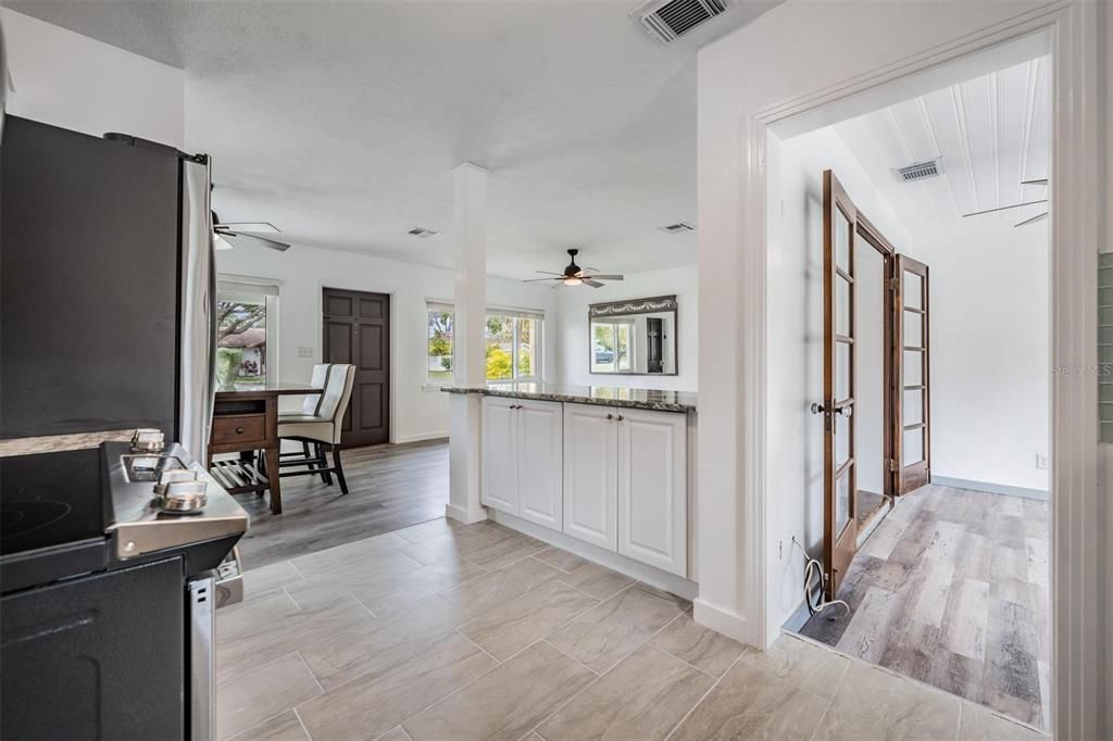 For Rent: $2,300 (2 beds, 1 baths, 996 Square Feet)