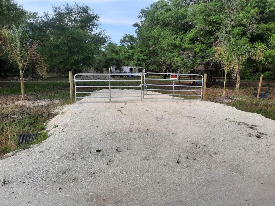 На продажу: $50,000 (1.25 acres)