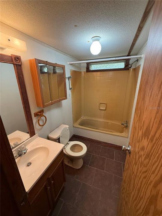 На продажу: $89,900 (2 спален, 1 ванн, 860 Квадратных фут)