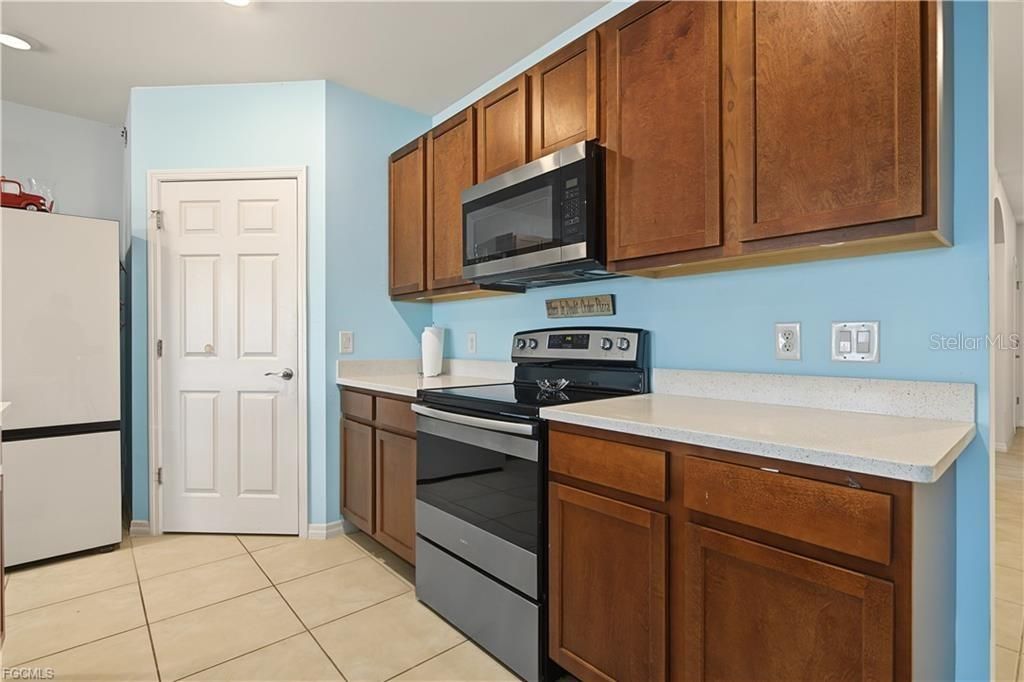 For Sale: $389,900 (4 beds, 2 baths, 1828 Square Feet)