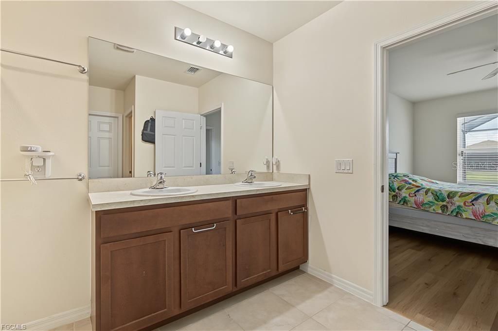 For Sale: $389,900 (4 beds, 2 baths, 1828 Square Feet)