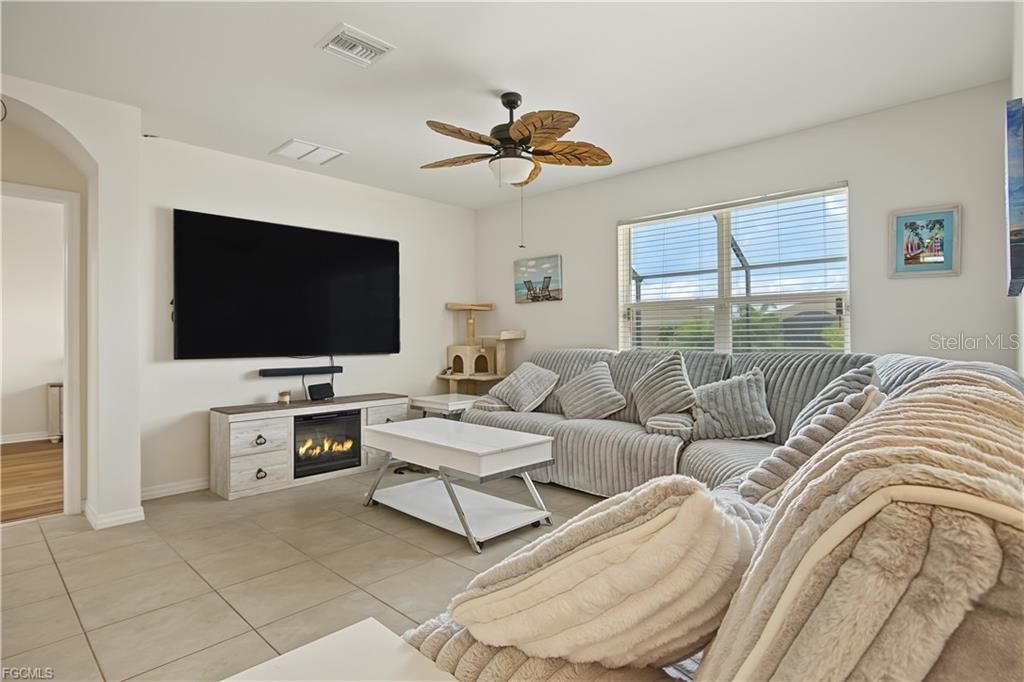 For Sale: $389,900 (4 beds, 2 baths, 1828 Square Feet)