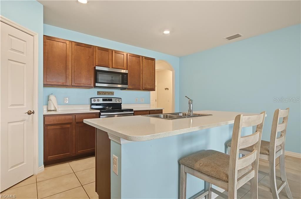 For Sale: $389,900 (4 beds, 2 baths, 1828 Square Feet)