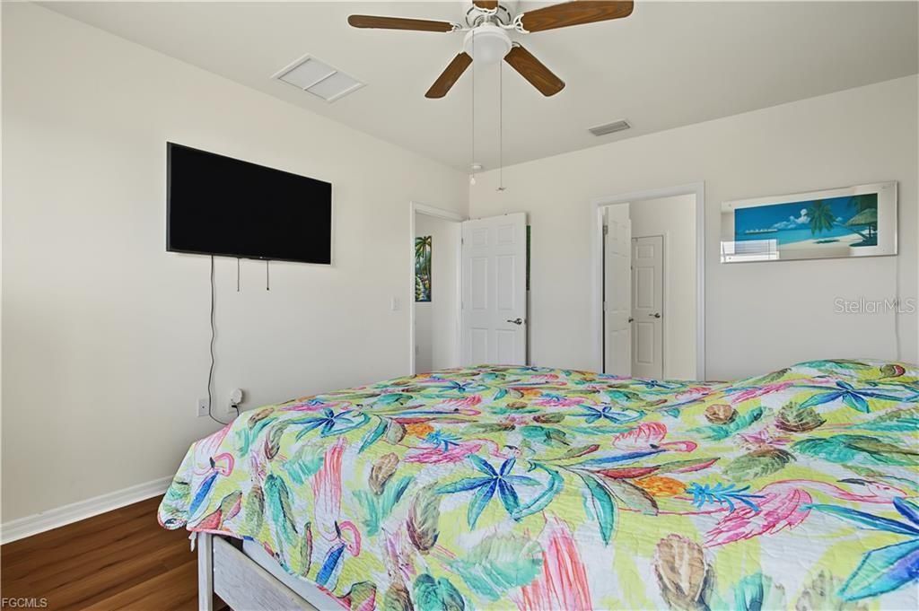 For Sale: $389,900 (4 beds, 2 baths, 1828 Square Feet)