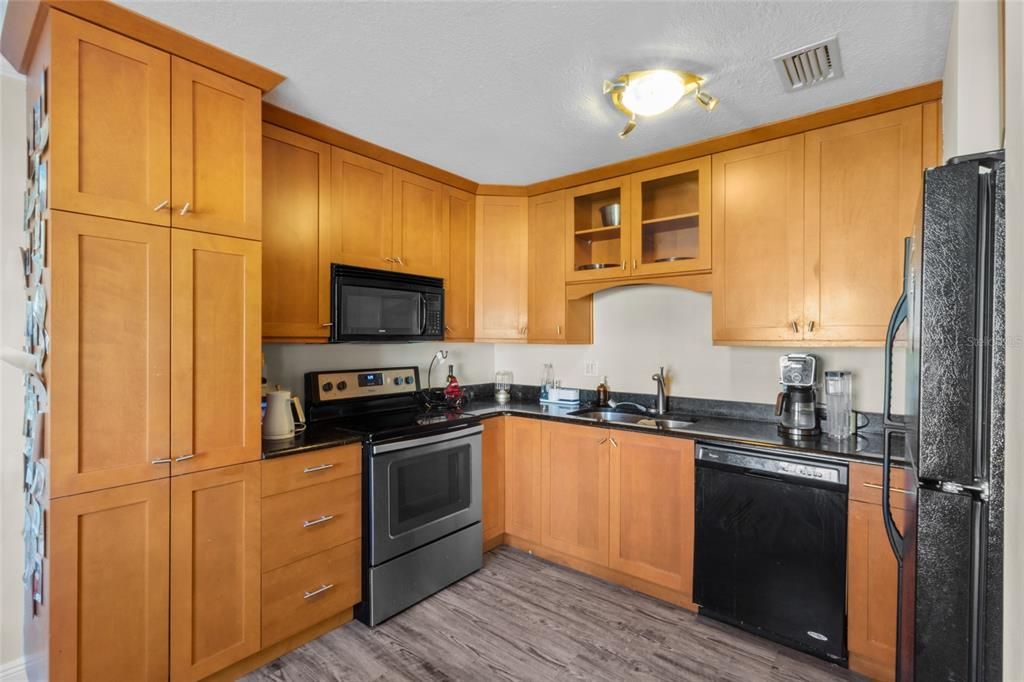 На продажу: $390,000 (2 спален, 1 ванн, 825 Квадратных фут)