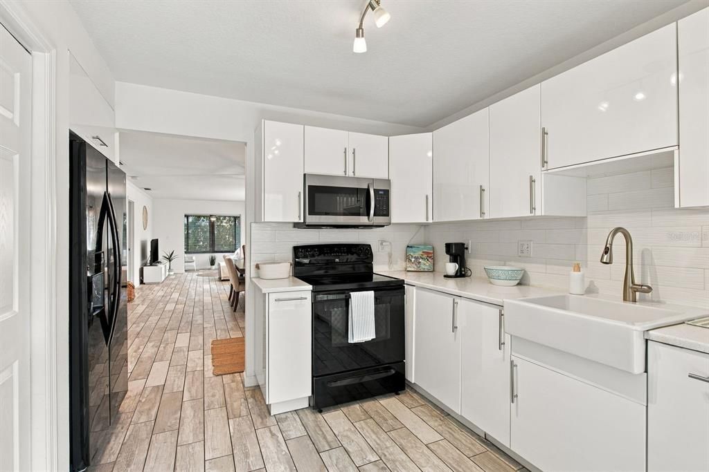 For Sale: $235,000 (2 beds, 2 baths, 1060 Square Feet)