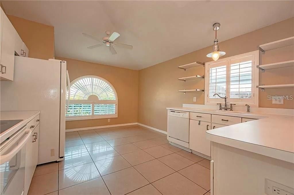For Rent: $2,345 (3 beds, 2 baths, 1640 Square Feet)