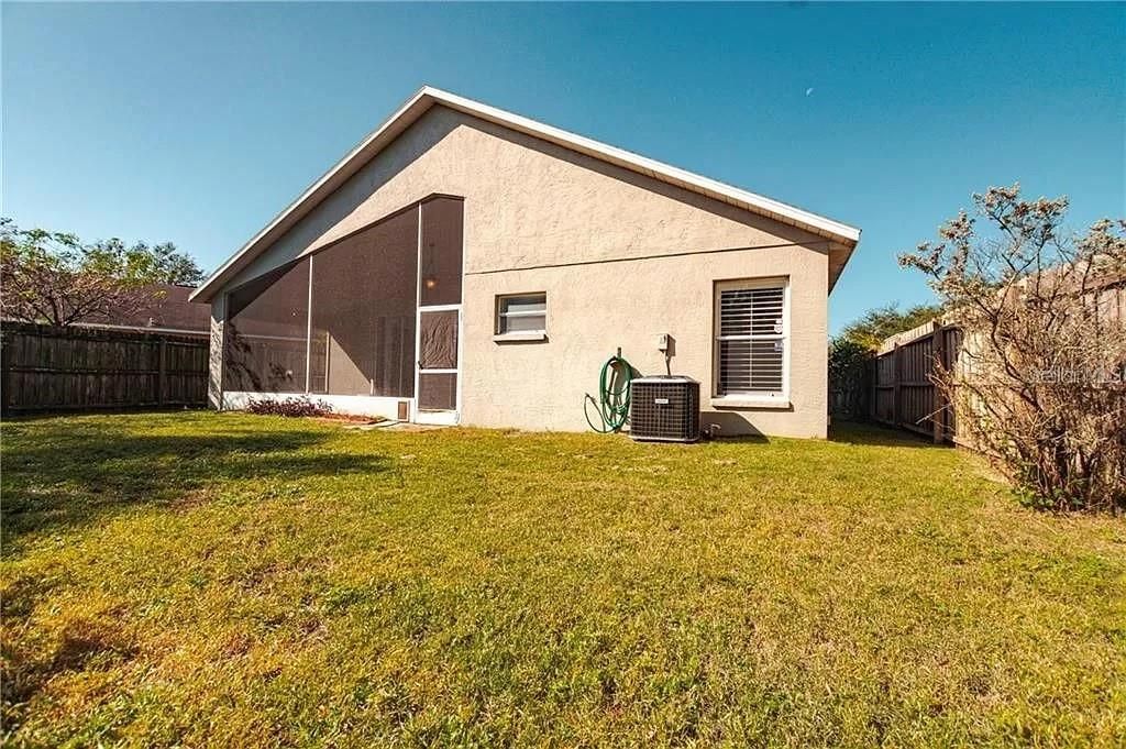 For Rent: $2,345 (3 beds, 2 baths, 1640 Square Feet)