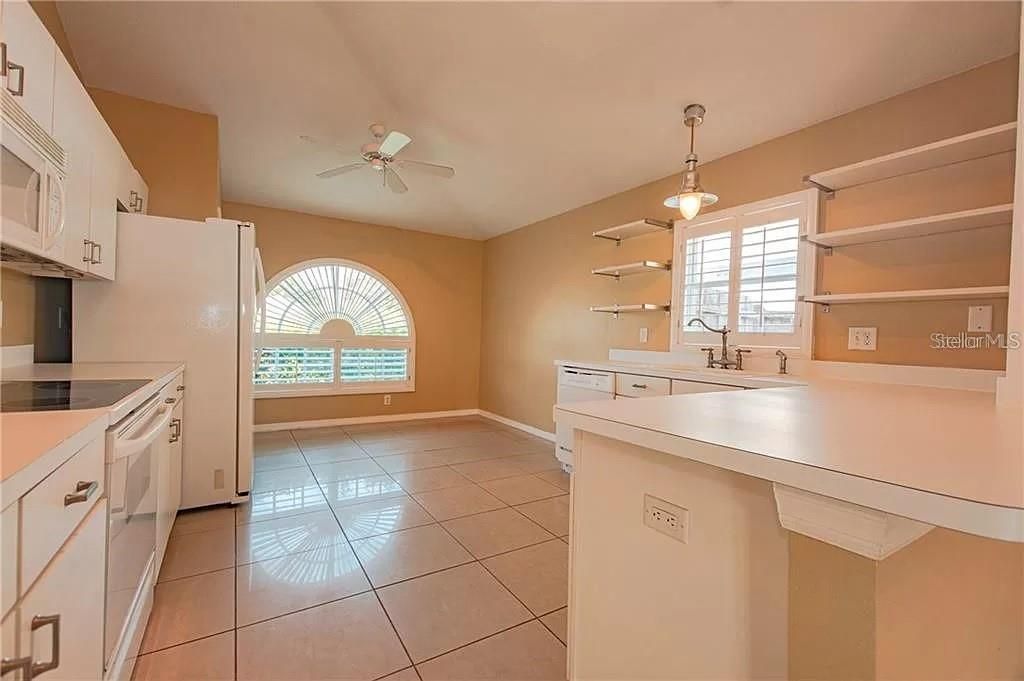 For Rent: $2,345 (3 beds, 2 baths, 1640 Square Feet)