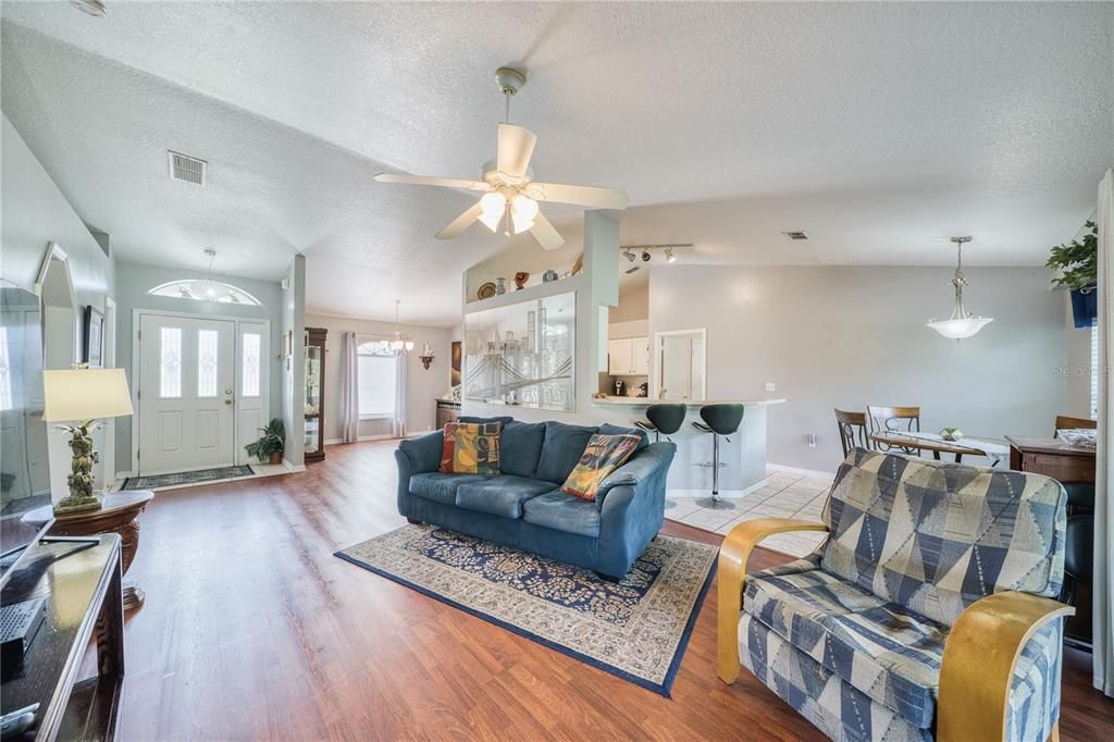 На продажу: $349,900 (3 спален, 2 ванн, 1552 Квадратных фут)