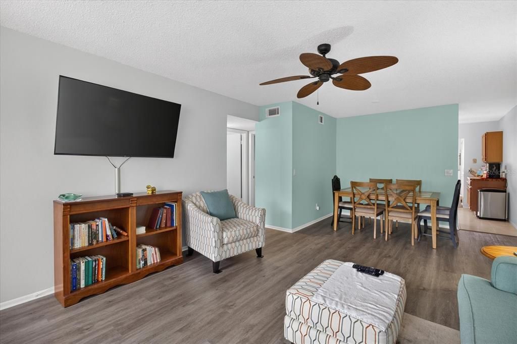For Sale: $219,000 (2 beds, 2 baths, 1100 Square Feet)