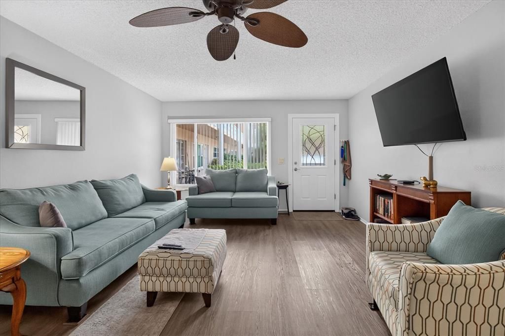 For Sale: $219,000 (2 beds, 2 baths, 1100 Square Feet)