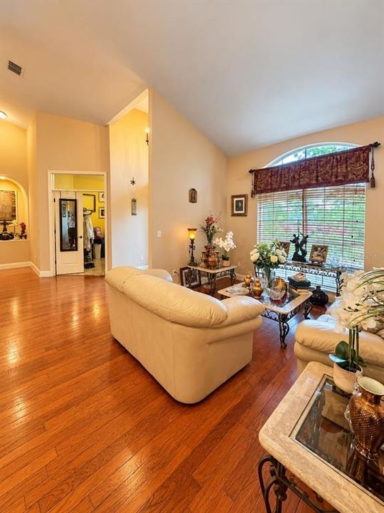 En Venta: $899,999 (4 camas, 2 baños, 2659 Pies cuadrados)