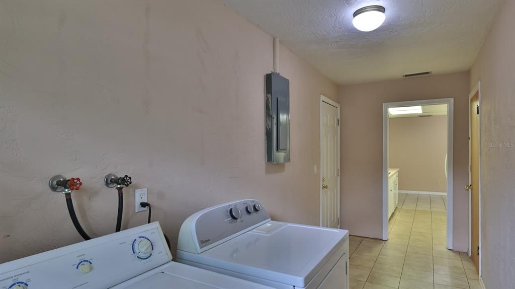 For Sale: $225,000 (2 beds, 2 baths, 1220 Square Feet)