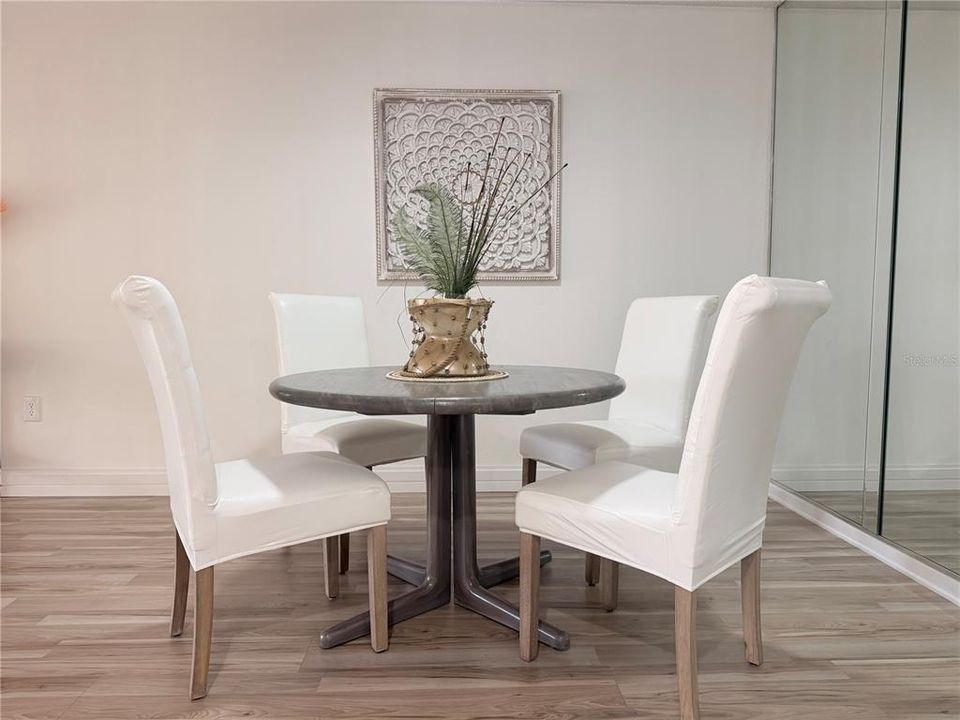 For Sale: $167,000 (2 beds, 2 baths, 1075 Square Feet)