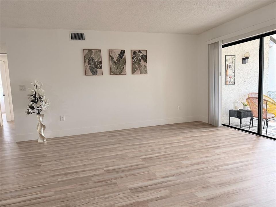 For Sale: $167,000 (2 beds, 2 baths, 1075 Square Feet)