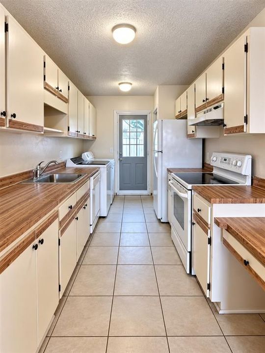 For Sale: $129,000 (3 beds, 2 baths, 1140 Square Feet)