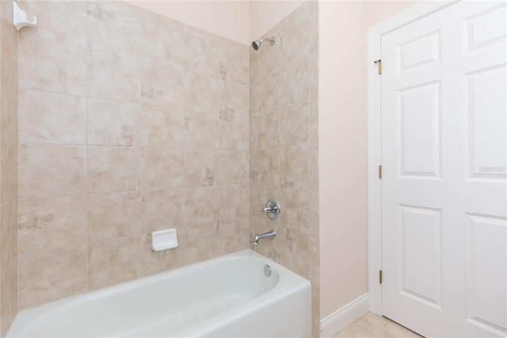 En Venta: $307,000 (3 camas, 2 baños, 1946 Pies cuadrados)