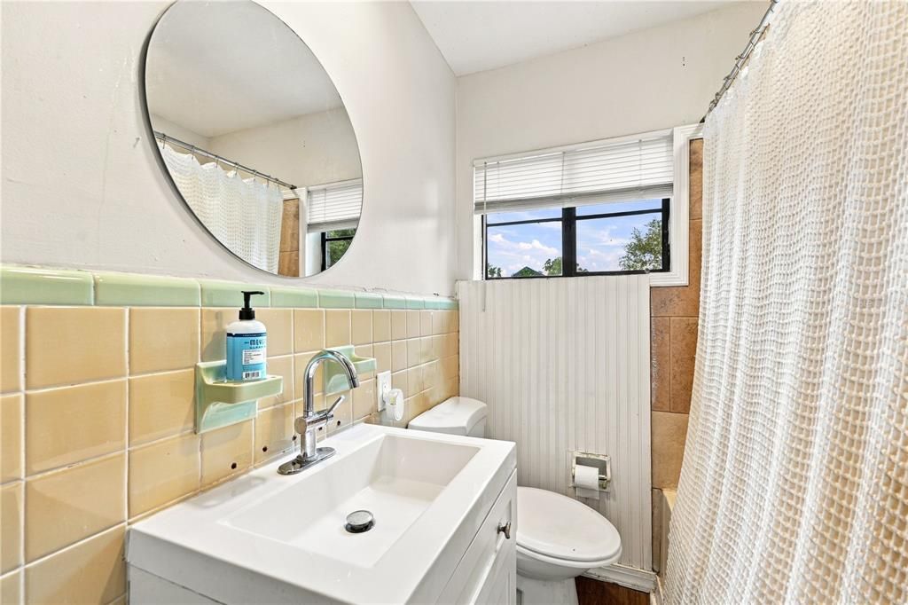 For Sale: $369,000 (2 beds, 1 baths, 754 Square Feet)