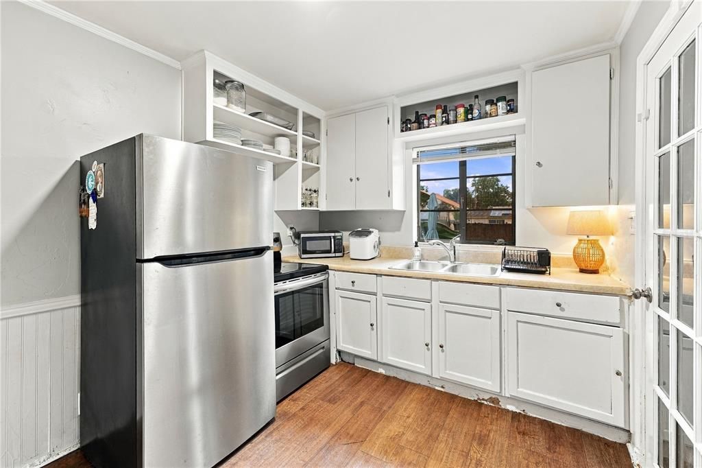 For Sale: $369,000 (2 beds, 1 baths, 754 Square Feet)