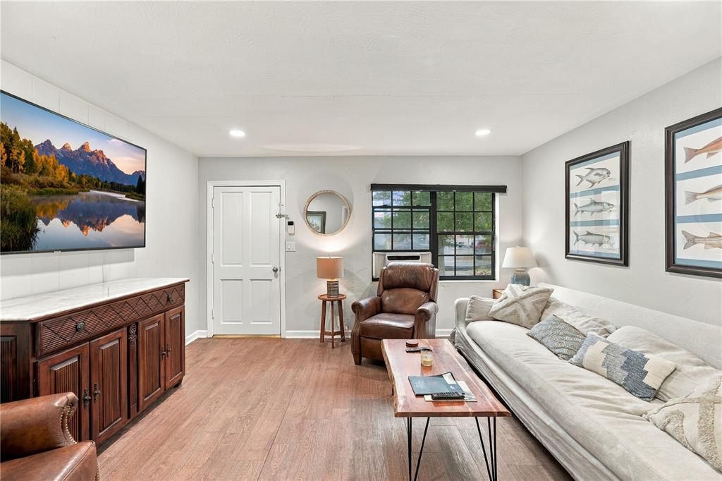 For Sale: $369,000 (2 beds, 1 baths, 754 Square Feet)